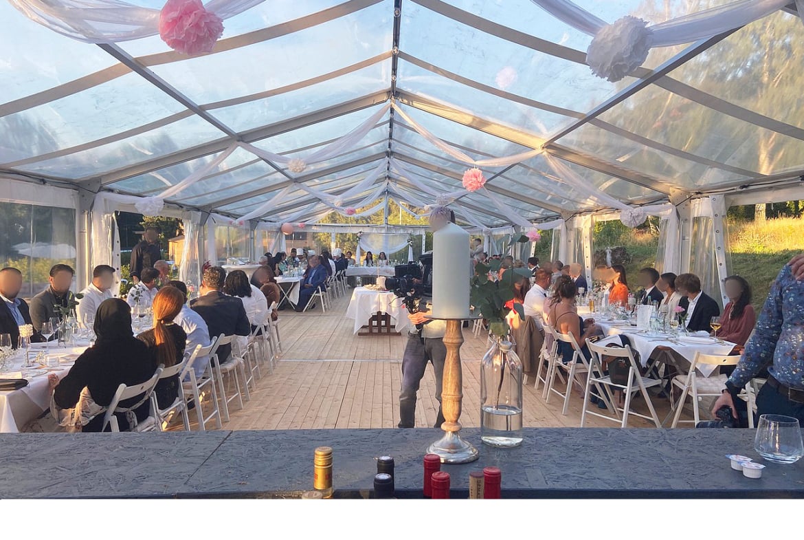 Hochzeit im transparenten Eventzelt
