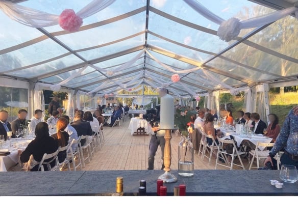 Hochzeit im transparenten Eventzelt