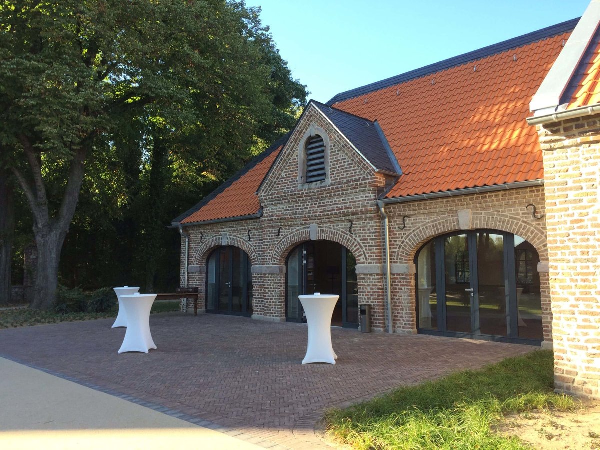 Eventscheune-Stehtische-vor-der-Lounge