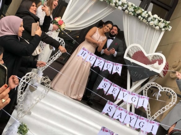 Hochzeitstauben und Saal Dekoration