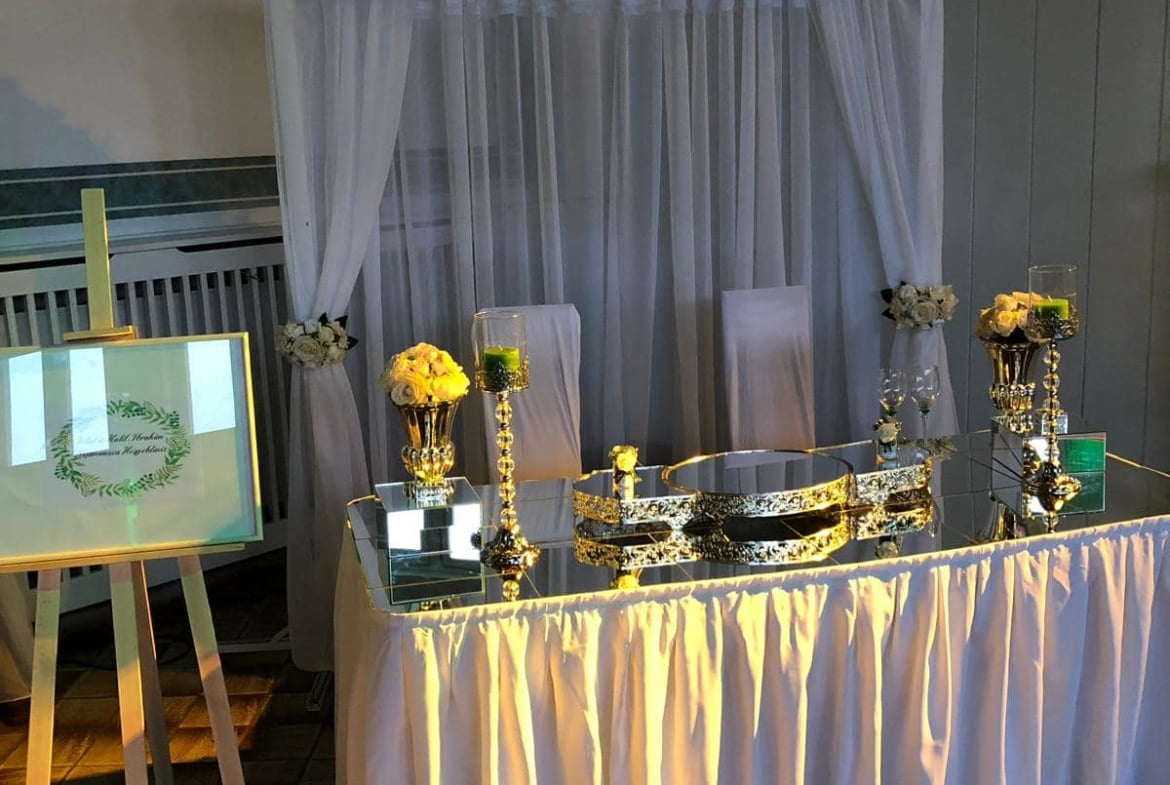 Hochzeitstauben und Saal Dekoration