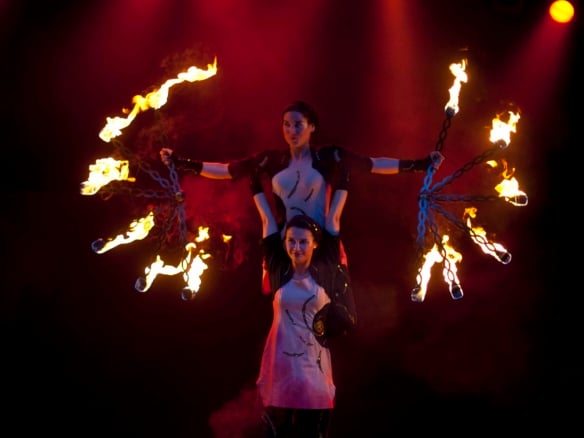 akrobatische Feuershows + tanzakrobatische Luftartistik