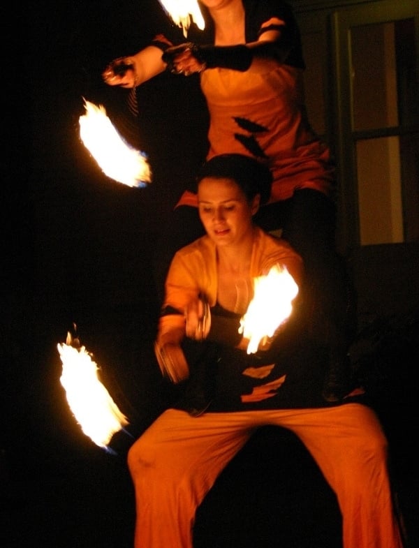 akrobatische Feuershows + tanzakrobatische Luftartistik