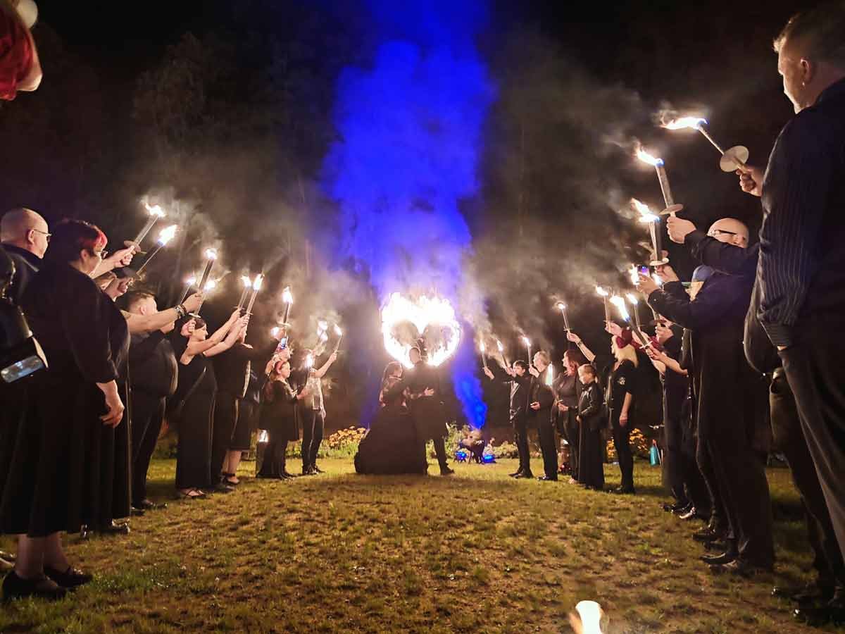 Feuerherz-mit-Fackeln-von-den-Zuschauern-auf-einer-Hochzeit
