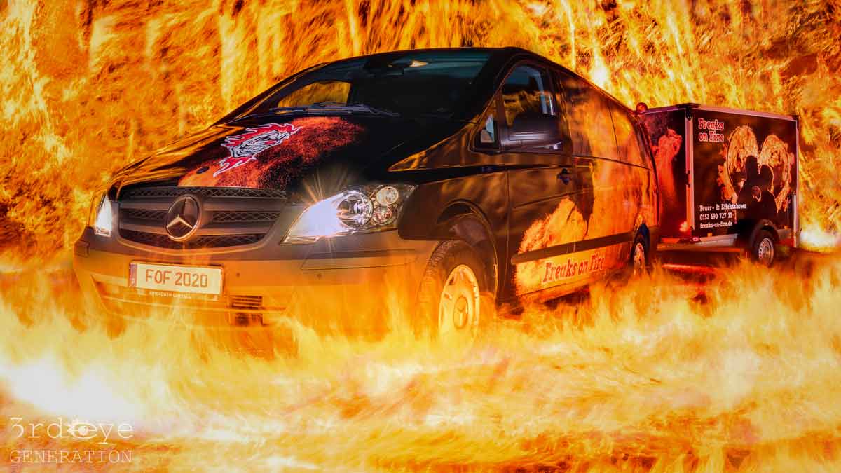 Feuershow-Bus-im-Feuersturm-Fotoshooting