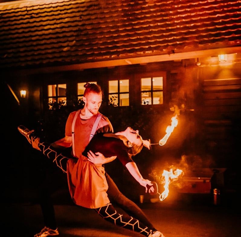 Moderne Licht-, Artistik- und Feuershows vom Profi Duo
