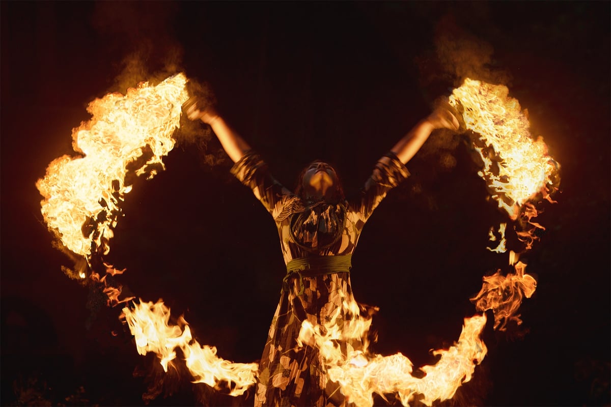 Feuershow-aus-Stuttgart-fuer-Hochzeit-Geburtstagsfeier-Firmenfeier-Lycopodium-Stichflamme