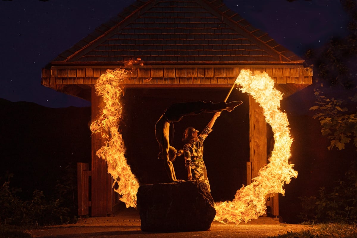 Feuershow-aus-Stuttgart-fuer-Hochzeit-Geburtstagsfeier-Firmenfeier-Lycopodium-und-Handstandakrobatik-hd-mittig