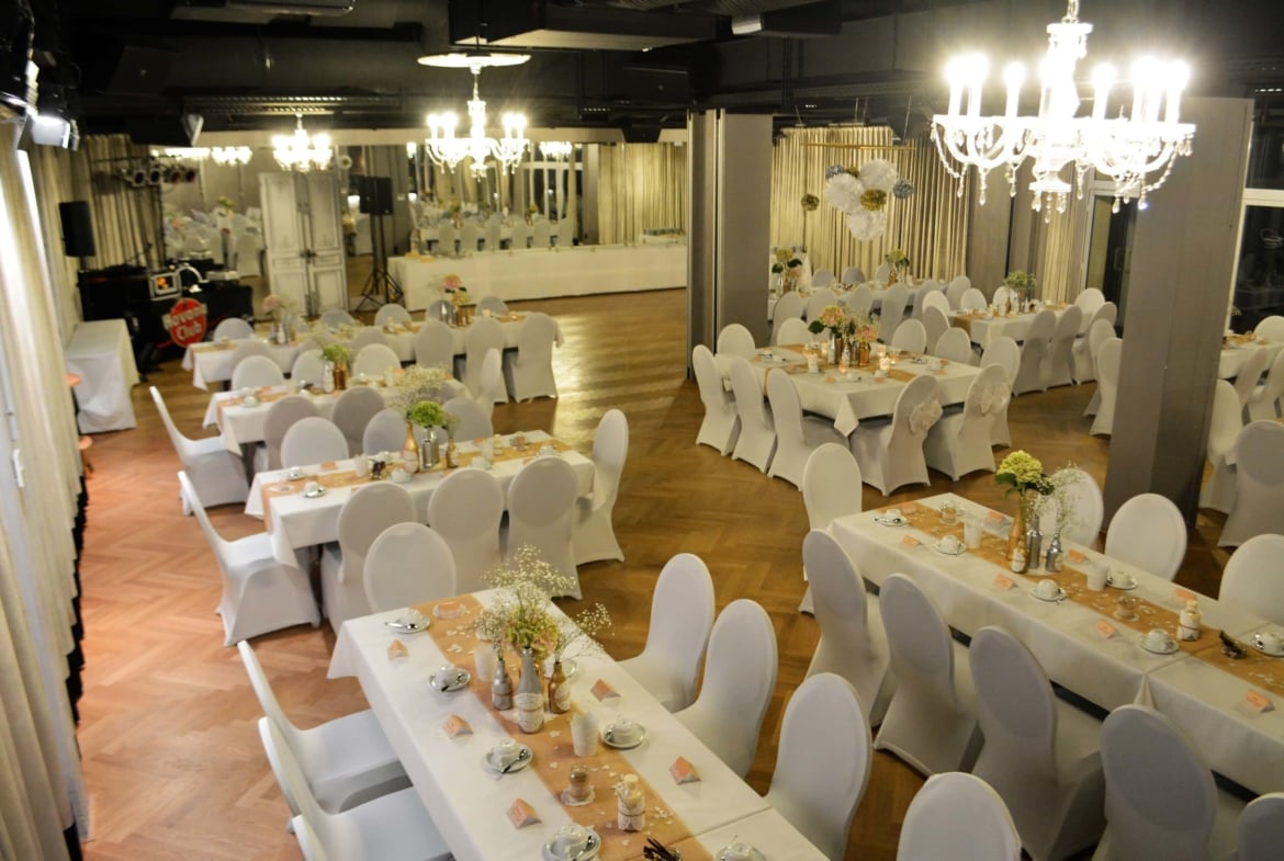 Traum-Hochzeit in modernem Ballhaus-Stil.