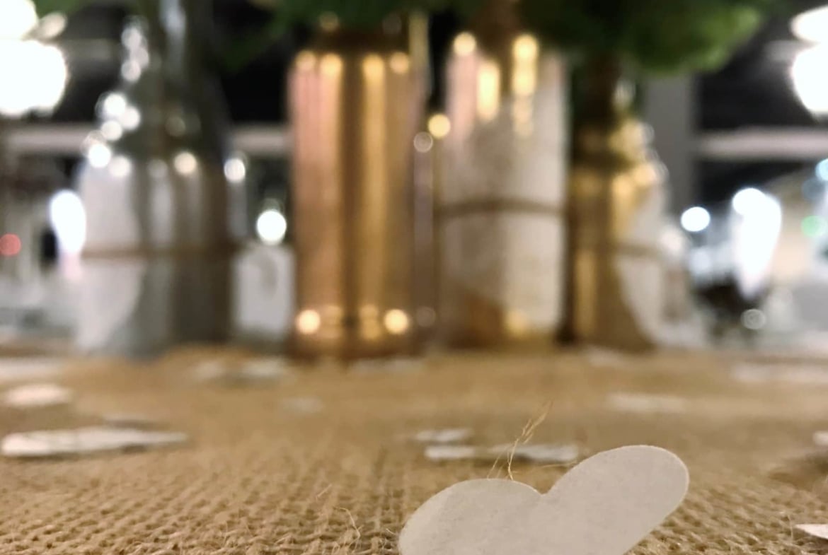 Traum-Hochzeit in modernem Ballhaus-Stil.