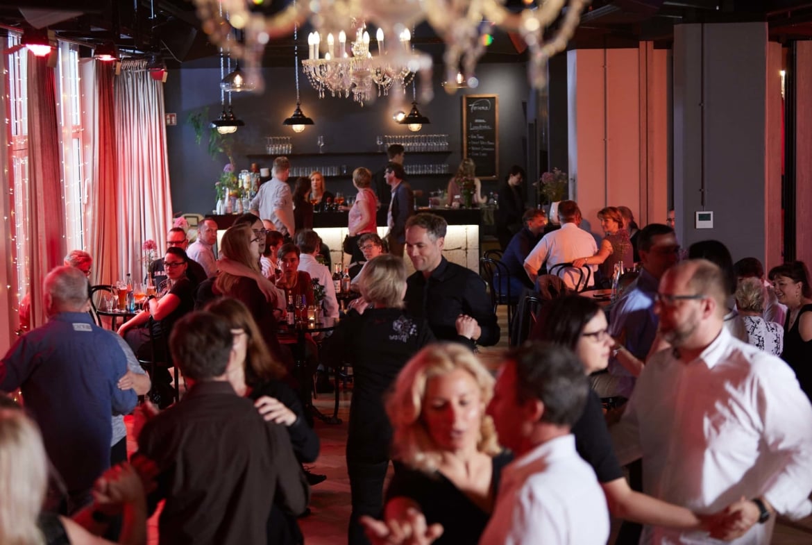 Traum-Hochzeit in modernem Ballhaus-Stil.