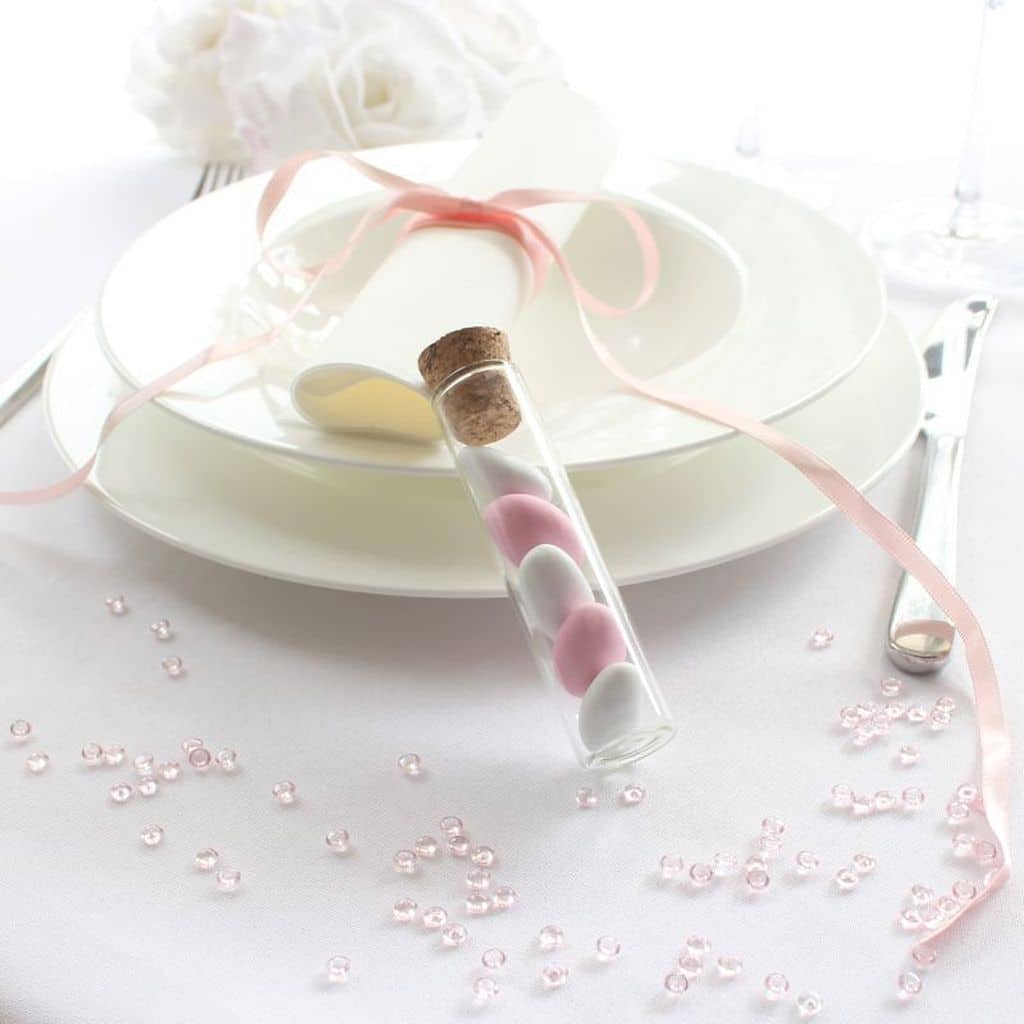 Gastgeschenk Hochzeitsmandeln im Glasroehrchen