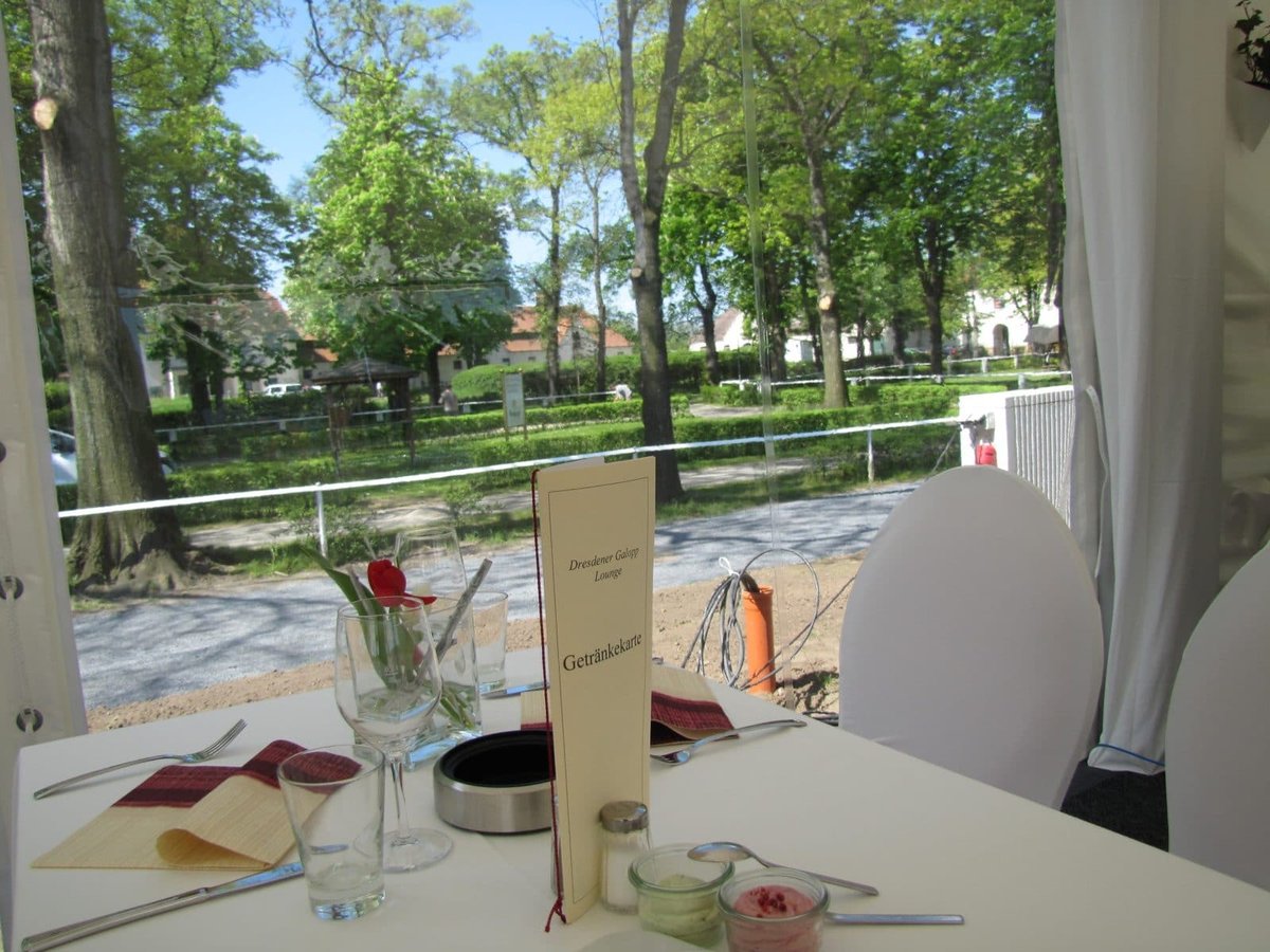 Gedeckter-Tisch-verkleinert