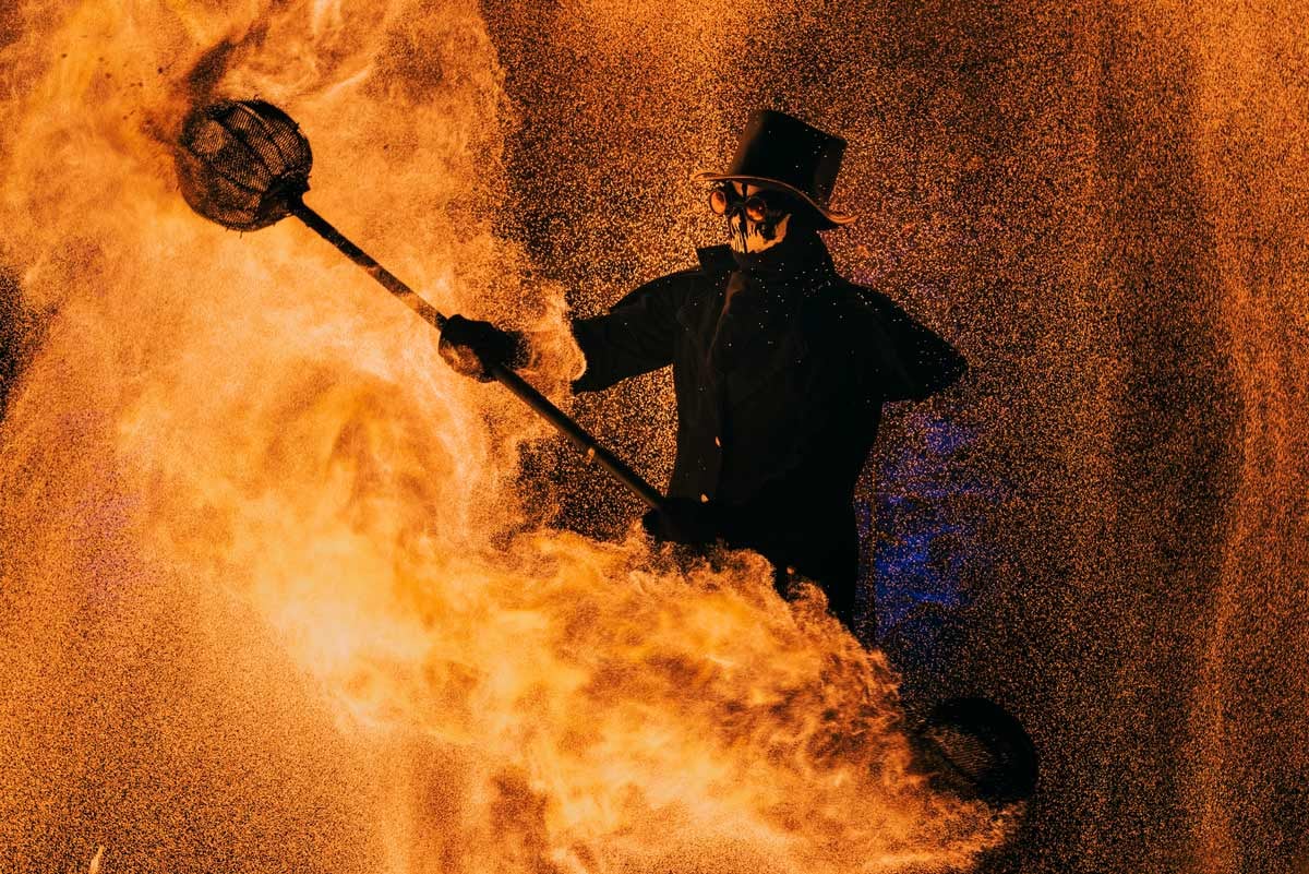 Gentlemen-bei-einer-Feuershow