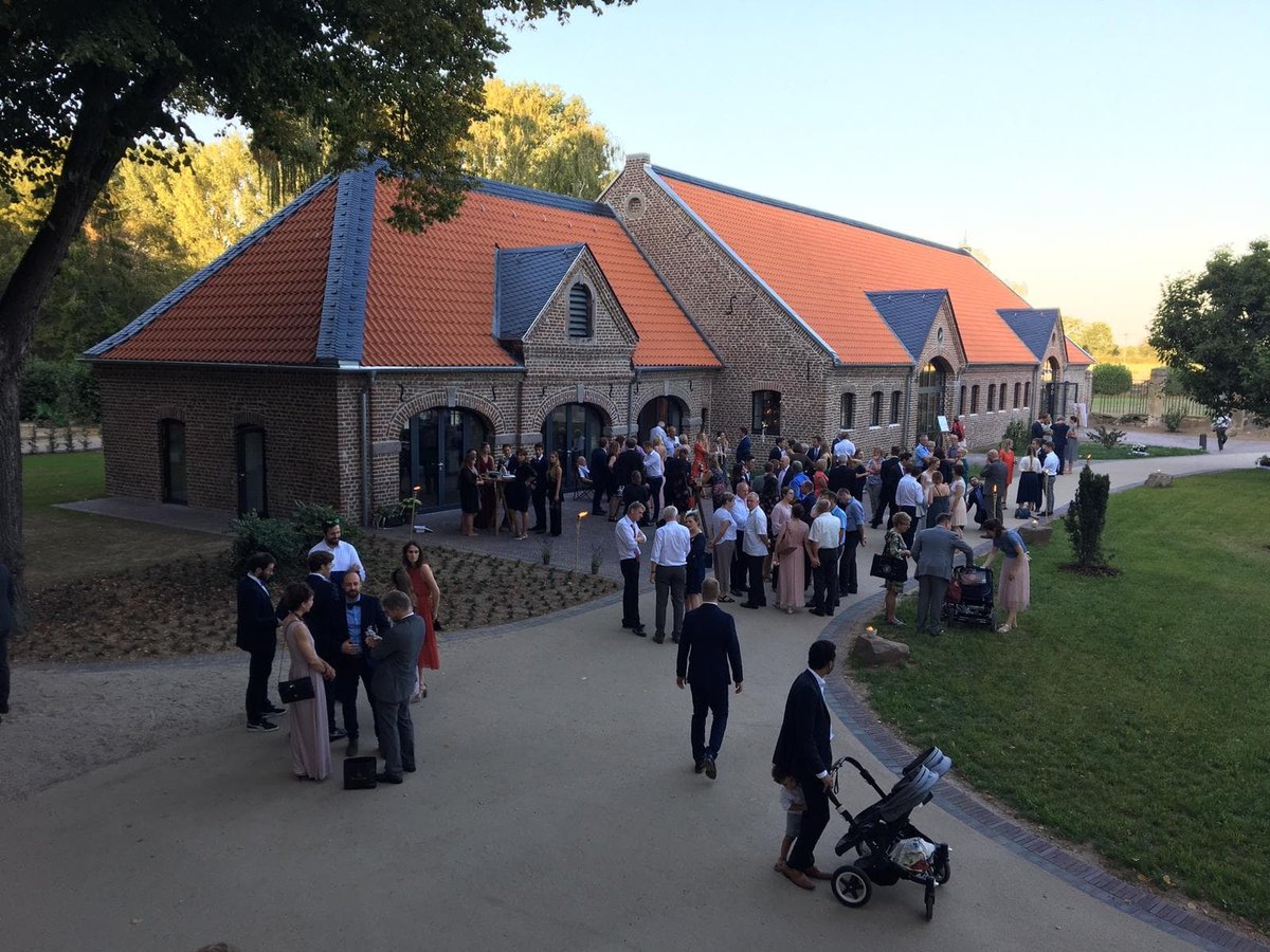 Gesellschaft-im-Innenhof