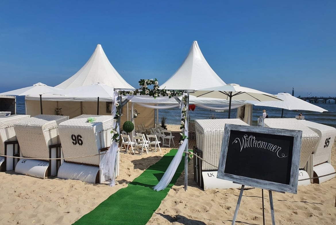 Strand Hochzeiten mit Traumdekorationen in Traumkulisse