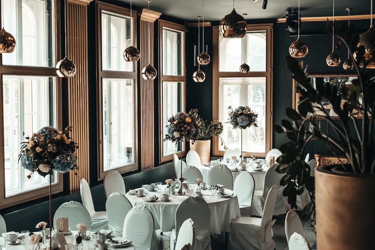 Hochzeit-goldregen-blick-von-Lounge-