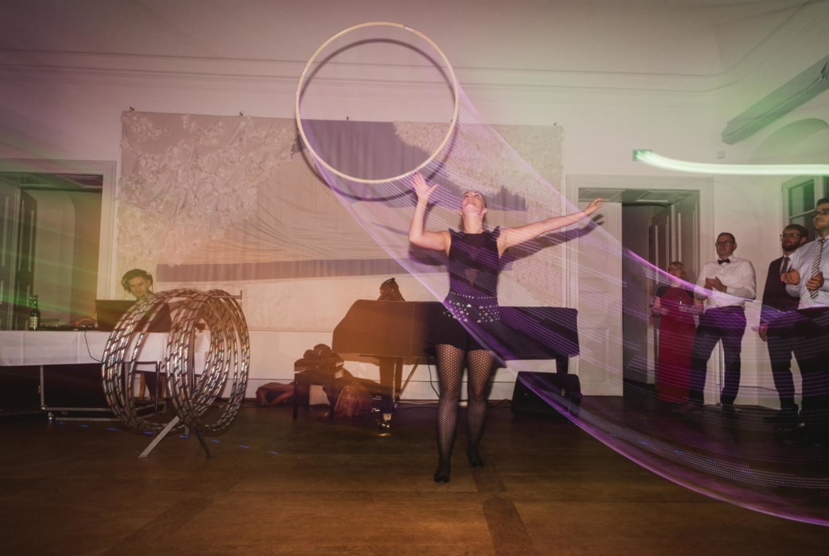 Eine unvergessliche Tanzshow mit LED Hula Hoop Reifen