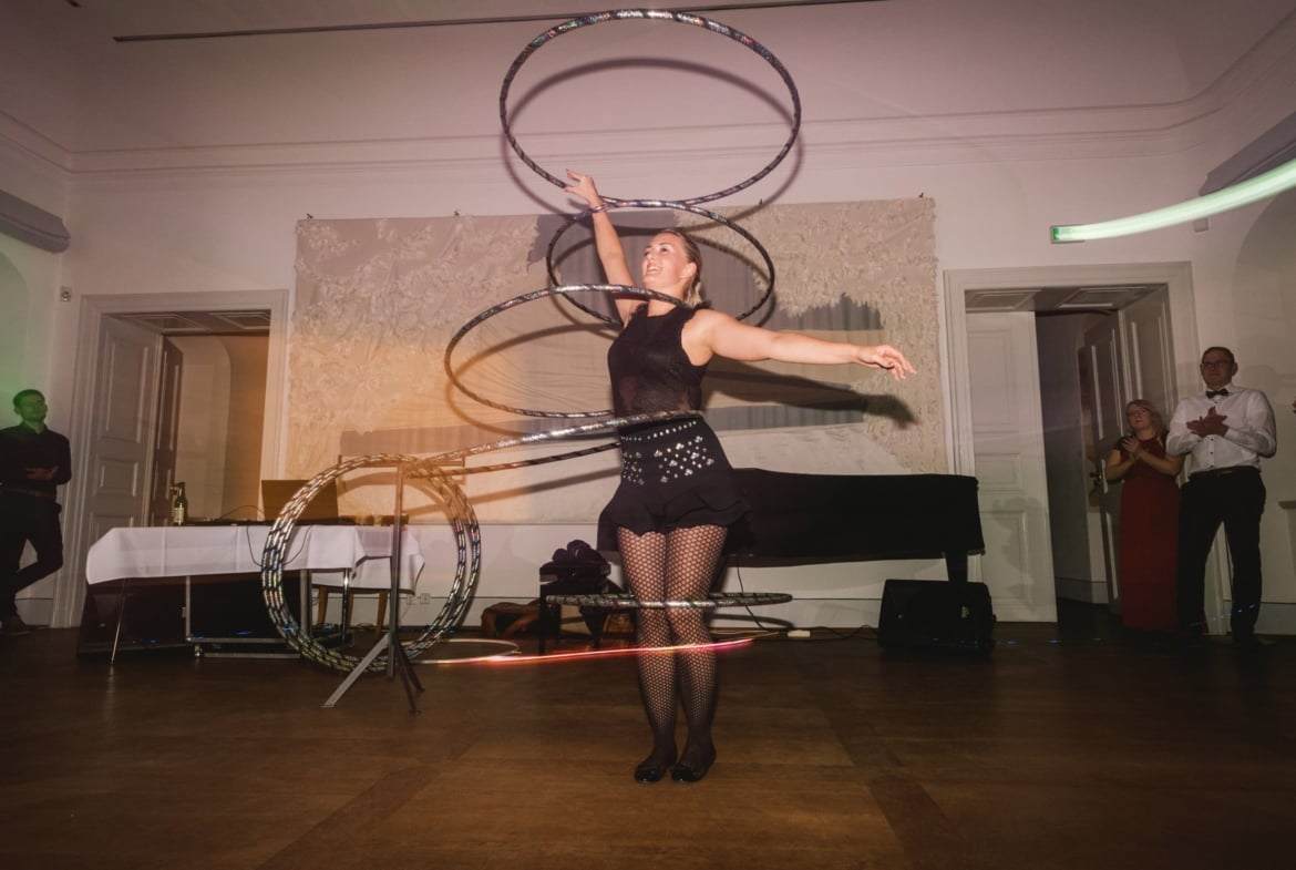 Eine unvergessliche Tanzshow mit LED Hula Hoop Reifen