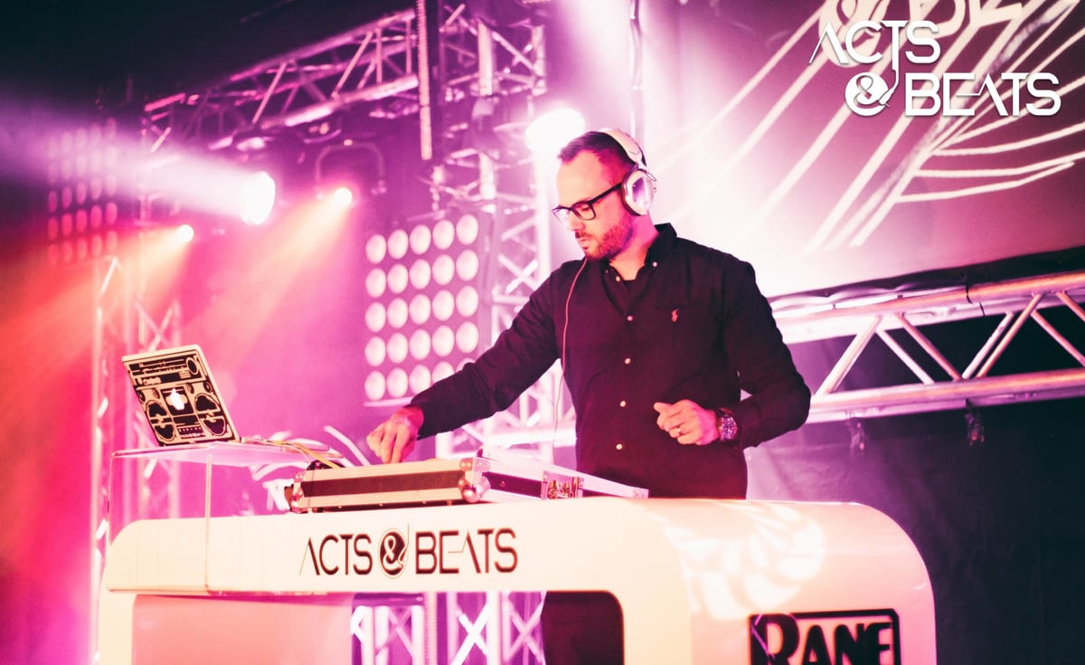Hochzeits-DJ-Deejay-fuer-Hochzeit-Koeln-Duesseldorf-Bonn-NRW-Nils-Geburtstag-Firmenfeier-e1541402296963
