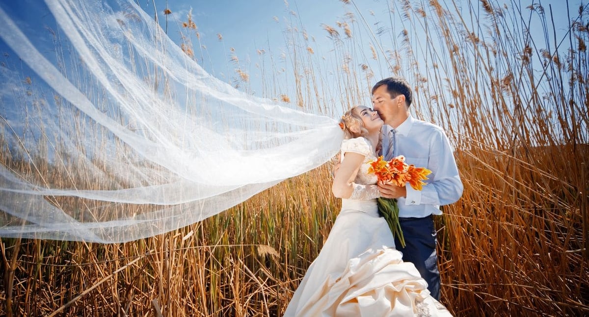 Hochzeitspaar im Feld