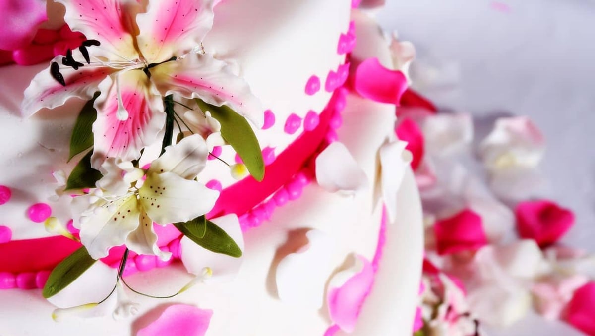 Hochzeitstorte rosa dekoriert mit Blumen