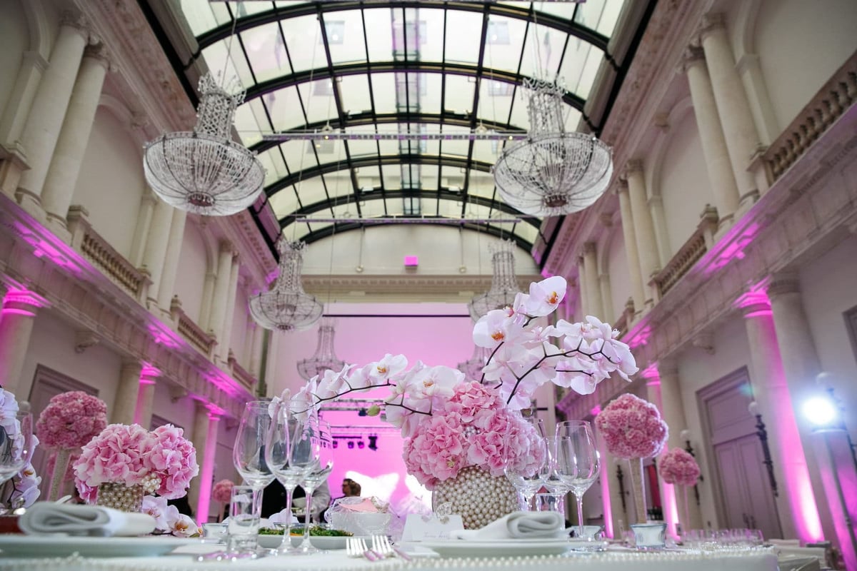 Hotel-de-Rome-mit-Hochzeitsfloristik-mit-pinken-Hotensien