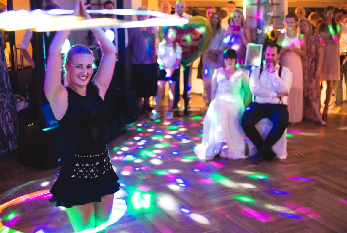 Eine unvergessliche Tanzshow mit LED Hula Hoop Reifen