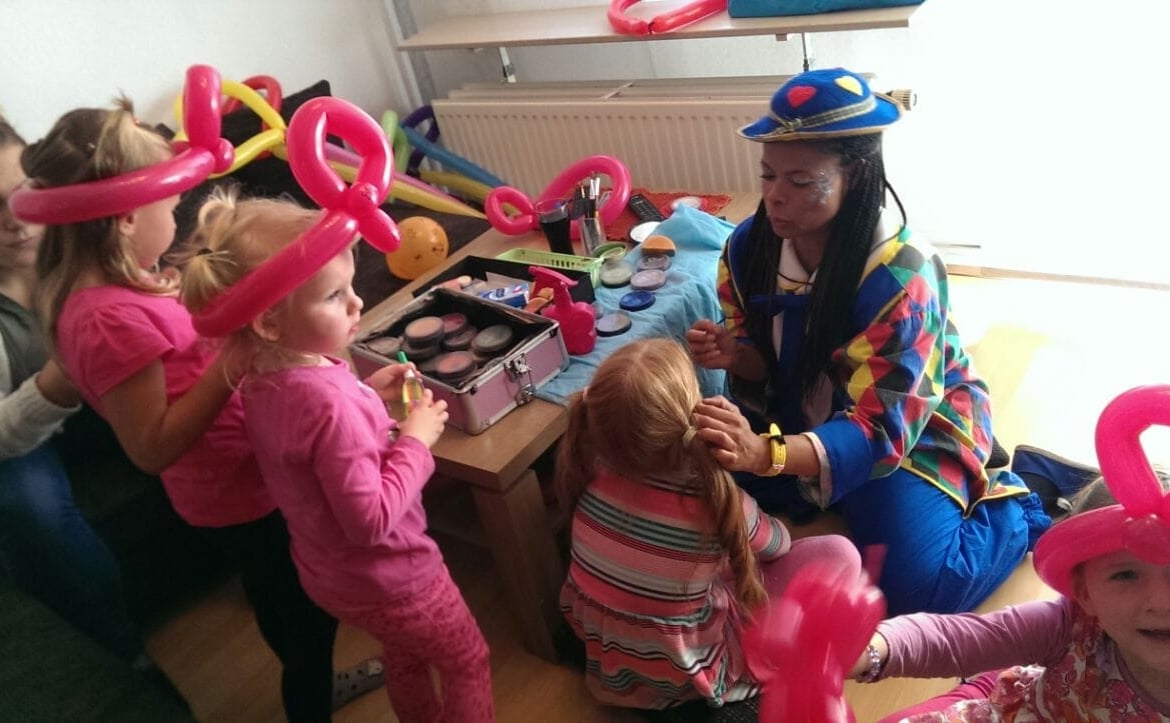 Clown lucy Spaß und Unterhaltung für ihre kleinen Gäste
