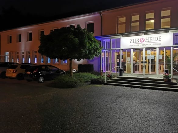 Hochzeitslocation mit großer Außenterrasse und Saal