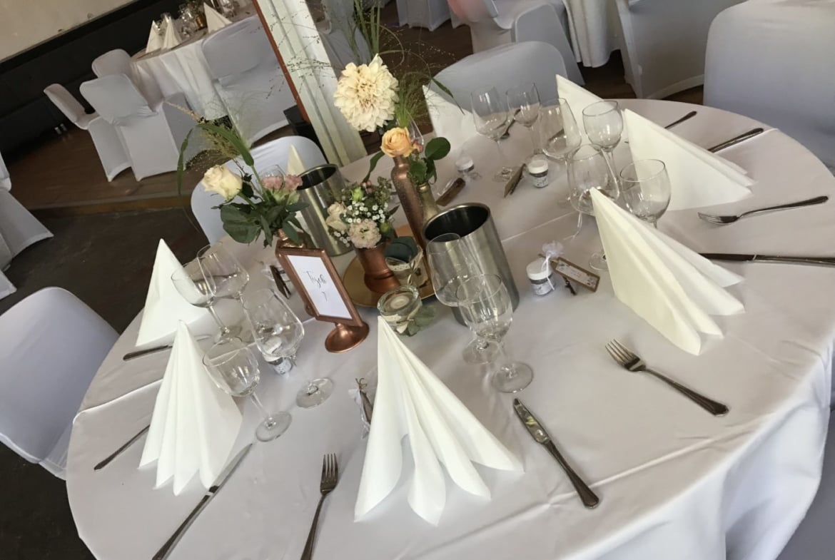 Hochzeit in moderner Eventlocation mit industriellem Charme