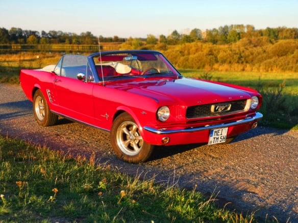Oldtimer Ford Mustang Hochzeitsauto