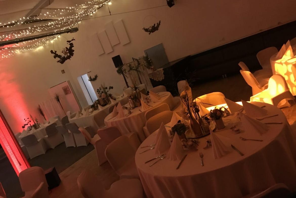 Hochzeit in moderner Eventlocation mit industriellem Charme