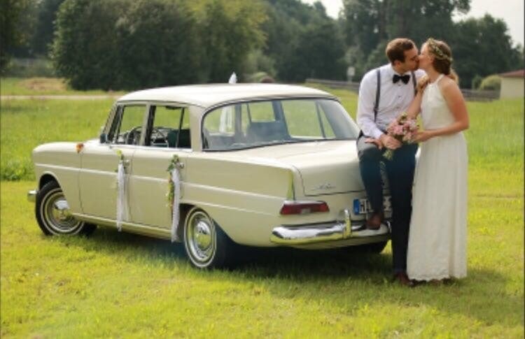 Traumauto für ihren Traumtag – Mercedes Oldtimer Heckflosse
