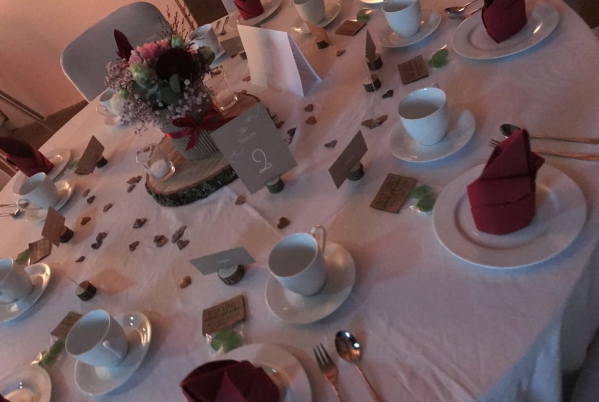 Hochzeit in moderner Eventlocation mit industriellem Charme