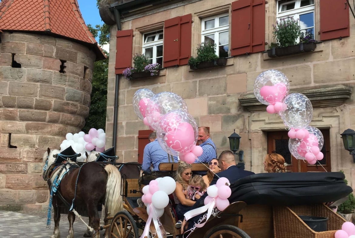 Hochzeit direkt neben der Wehrkirche St. Georg in Nürnberg