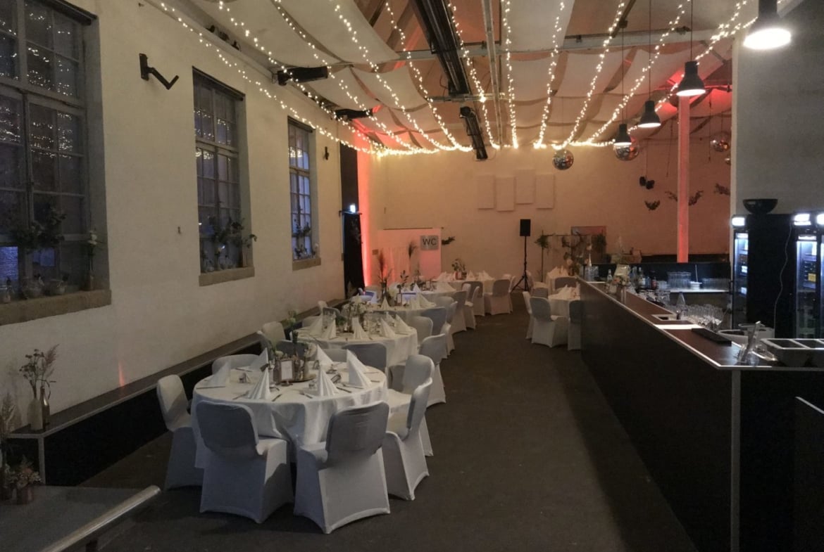 Hochzeit in moderner Eventlocation mit industriellem Charme