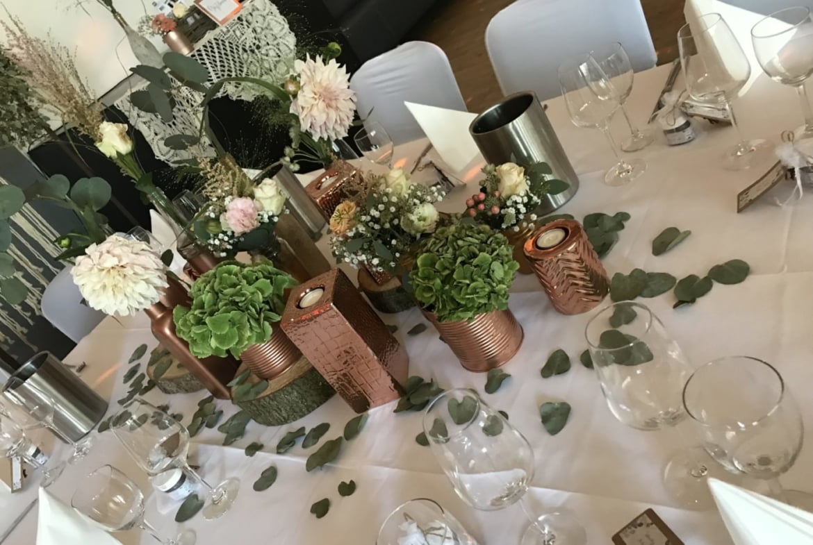 Hochzeit in moderner Eventlocation mit industriellem Charme