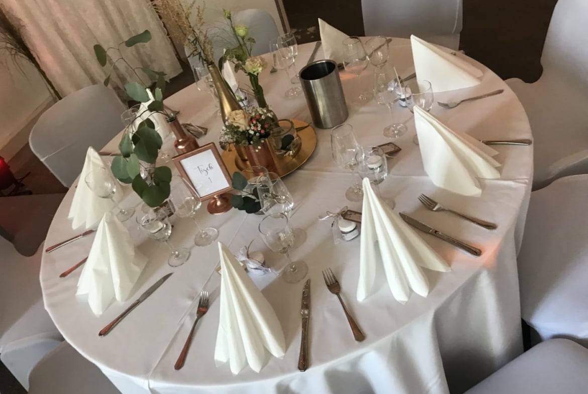 Hochzeit in moderner Eventlocation mit industriellem Charme