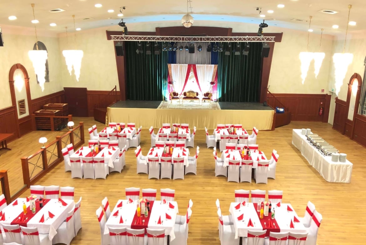 Hochzeit im prunkvollen Festsaal