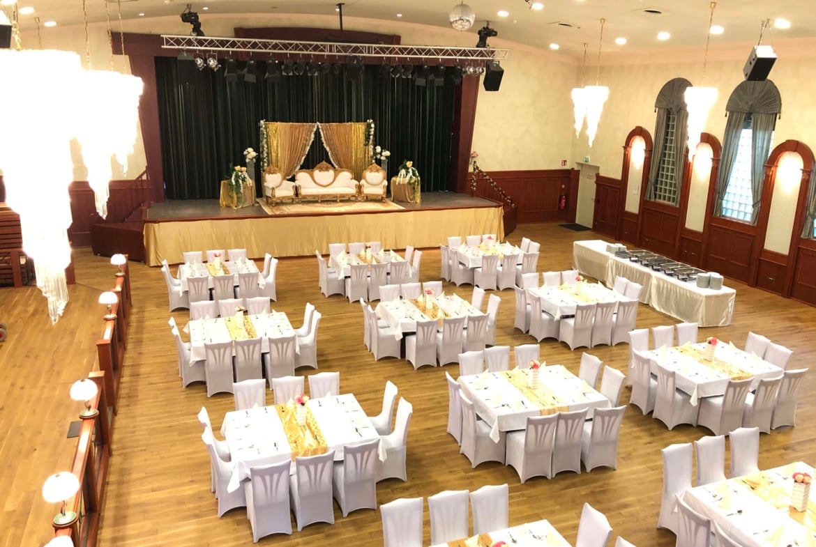 Hochzeit im prunkvollen Festsaal