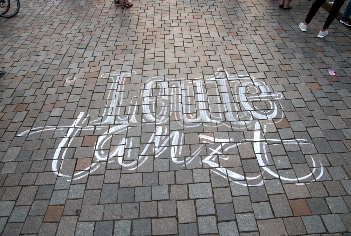 Streetlettering – riesige Kreidekalligrafie auf der Straße