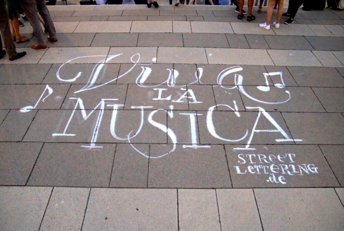 Streetlettering – riesige Kreidekalligrafie auf der Straße