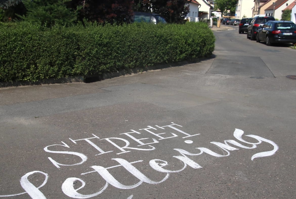 Streetlettering – riesige Kreidekalligrafie auf der Straße