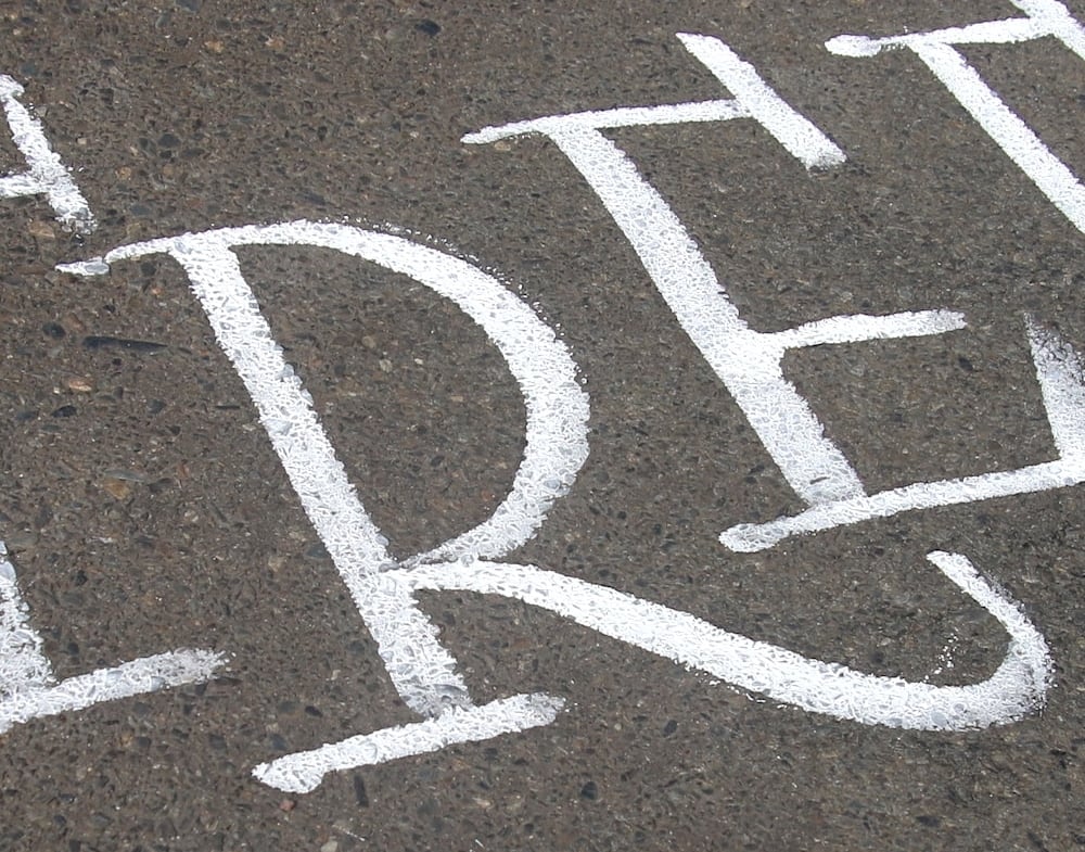 Streetlettering – riesige Kreidekalligrafie auf der Straße