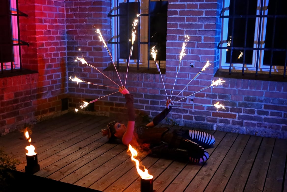Feuershows, LED – und Schwarzlichtshows, Bauchtanzshows
