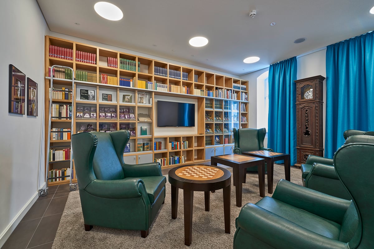 Kart-May-Bibliothek_Hotel-Elbresidenz-an-der-Therme-Bad-schandau_Foto-Bernhard-Strauss_110