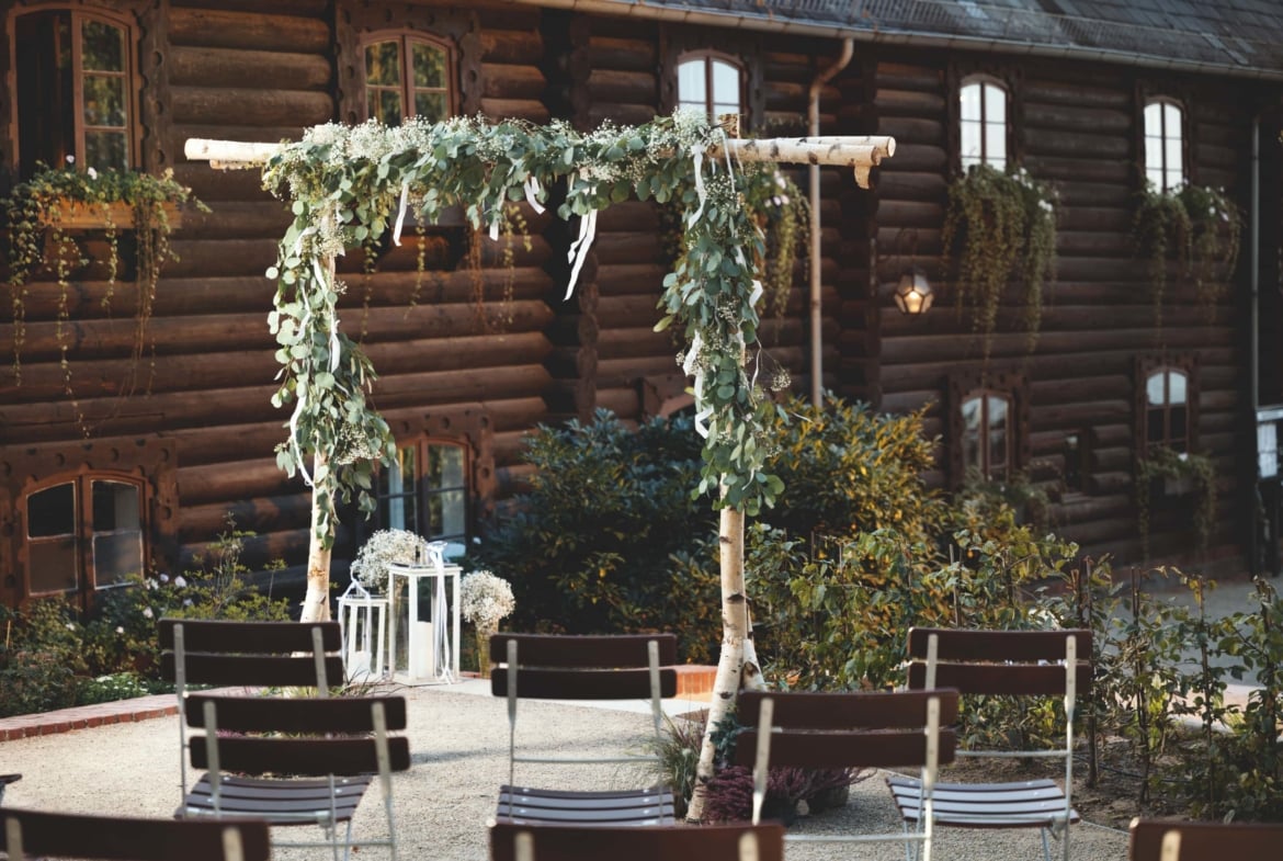 Hochzeit mit Wasserblick im Grünen