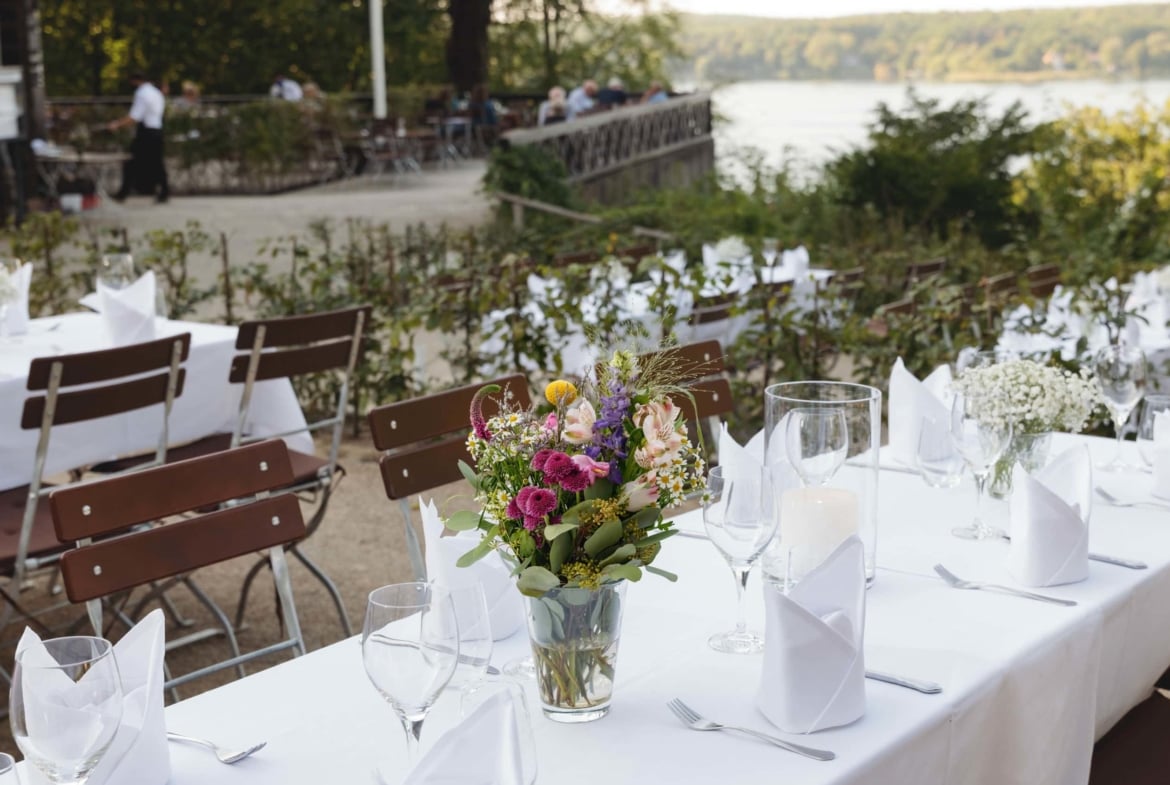 Hochzeit mit Wasserblick im Grünen