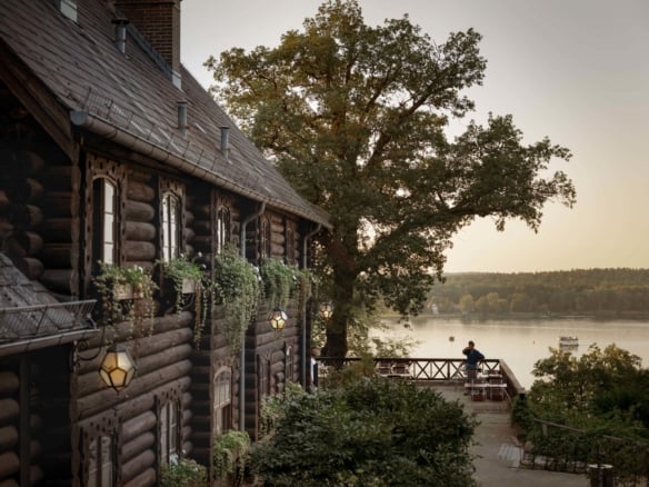 Hochzeit mit Wasserblick im Grünen